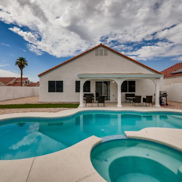 Luxurious House With A Pool, Spa, and Patio, Sleeps 6 Comfortably, Las Vegas