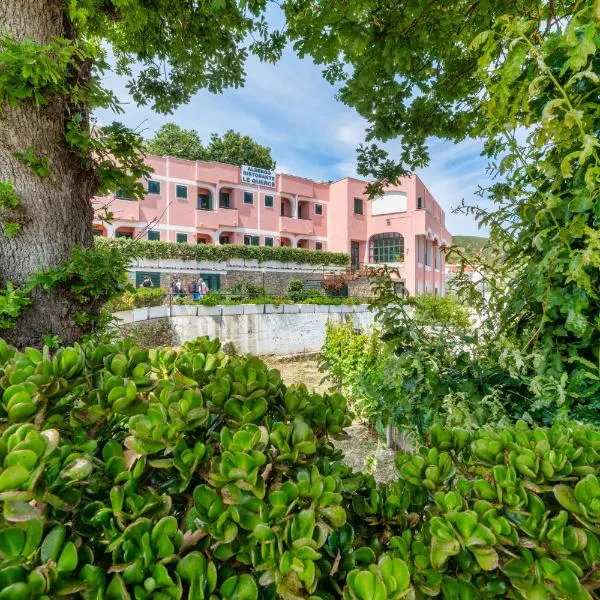 Albergo Le Querce, מלון בפונזה