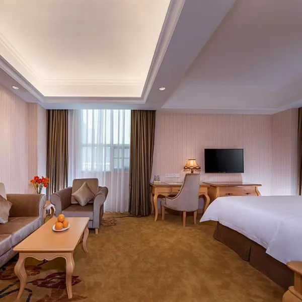 Vienna International Hotel Shenzhen Longhua Center, hotel in Bao'an
