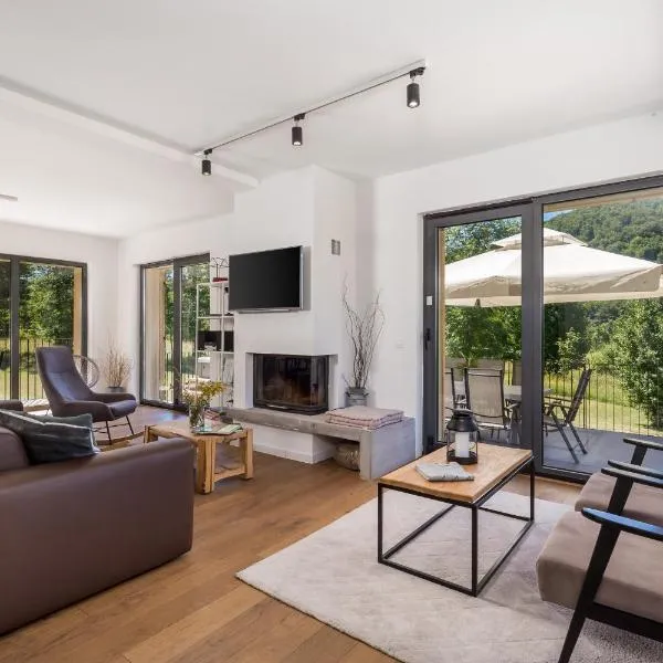 Modern Alpine Monsalbius Chalet, hotel in Baške Oštarije