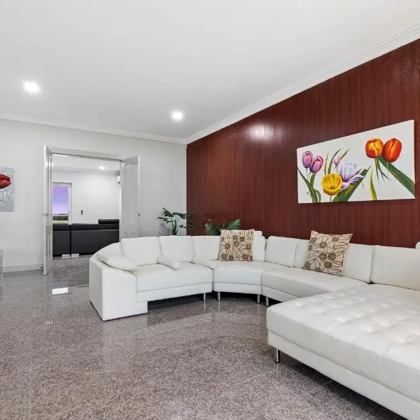 5 Bdrms Loemans Lodge - Close to Calder Park, Melb Airport, hotel in Bulla