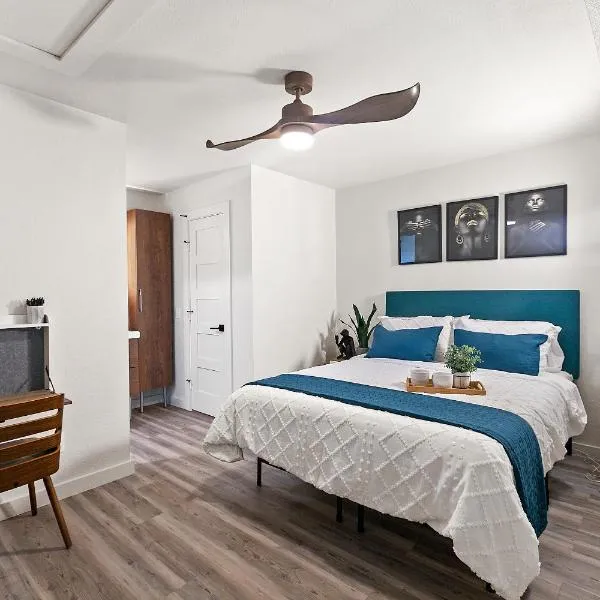 Contemporary Couples Getaway Near Austin Favorites - Loft 21, hotel in Austin