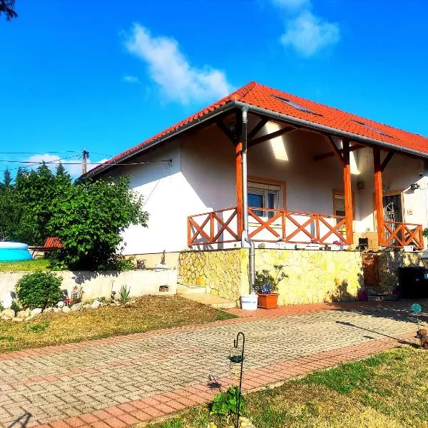 Szandra Vendégház, hotel in Öskü