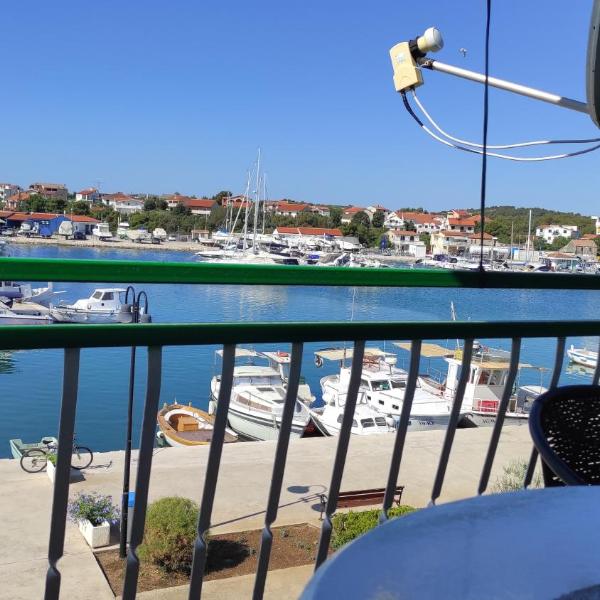 Apartments Lapov - first row to the sea
