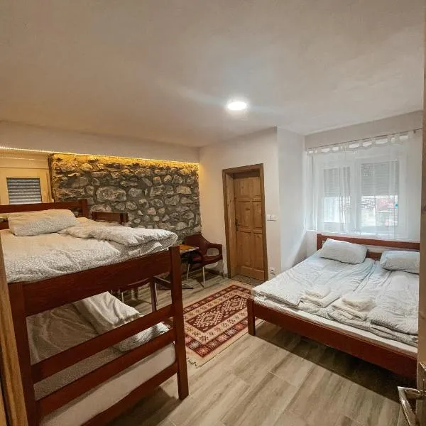 Riverside Guesthouse & Sauna, hotel in Vusanje