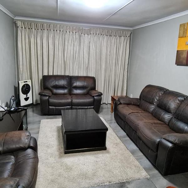 Executive 2 bed Apartment, free WIFI and DSTV