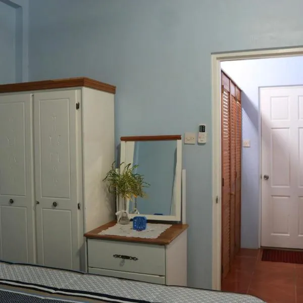 Ocean Views and Hospitable Hosts, hotel in Castries