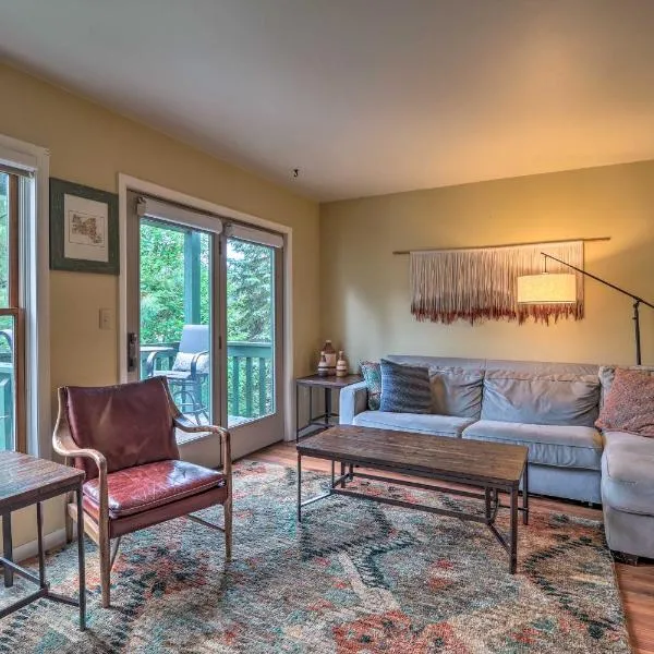 Lake Placid Gem with Patio and Views Less Than 1 Mi to Beach!, hôtel à Lake Placid