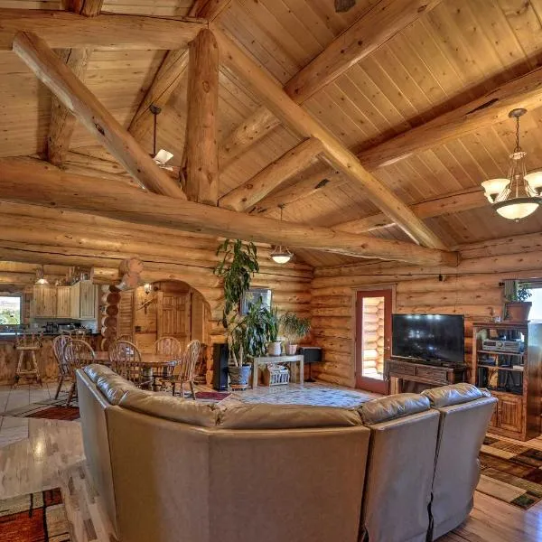 Exquisite Log Home with Lander Valley Views!, hotell i Lander