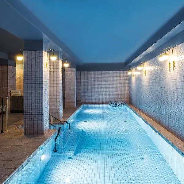 Hôtel du Rond-point des Champs-Élysées - Esprit de France, hotel in Paris