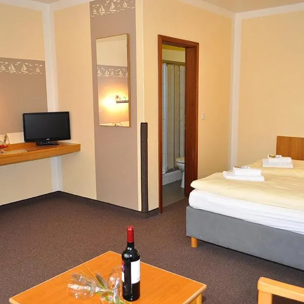 Gästehaus Lietzow & Störtebeker Camp, hotel in Lietzow