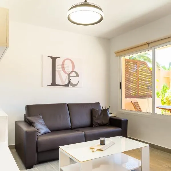 Casa Lucien - Newly refurbished apartment with swimming pool - Ideal for couples, hotell Corralejos