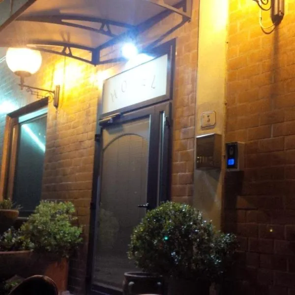 アルベルゴ リストランテ ラ グレッピア（Albergo Ristorante La Greppia）、Montedivalli Chiesaのホテル