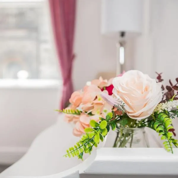 Rose Apartment 2-Bed Apt Sleeps 4 Town Centre Ayr, hotel in Ayr