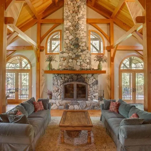 Snowgrass Lodge - River, Mountain Views & Hot tub, ξενοδοχείο σε Leavenworth