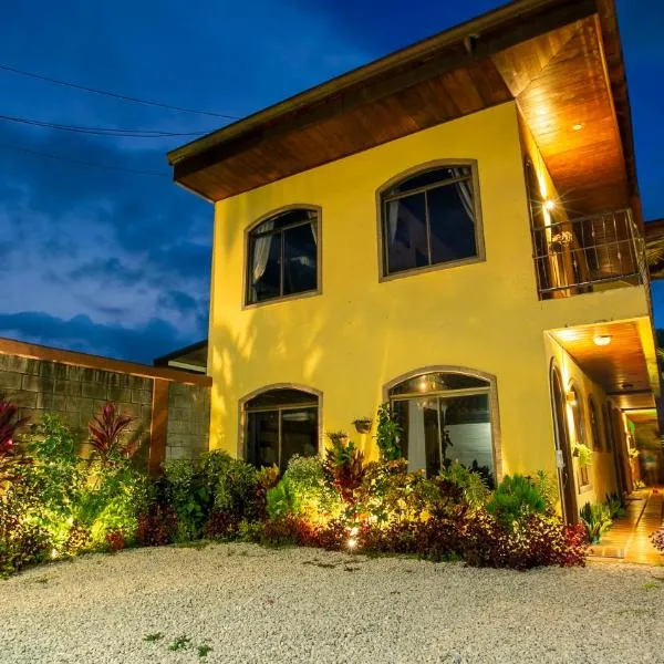 Sol y Luna Apartments Condo Near Downtown, hotel en Fortuna