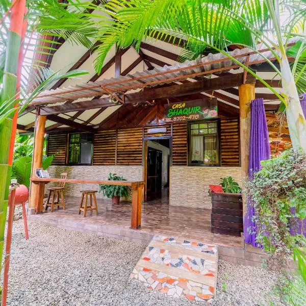Casa Shaquir H -Luxury Villa with Private Pool & Stunning Views, hotel in Puerto Viejo