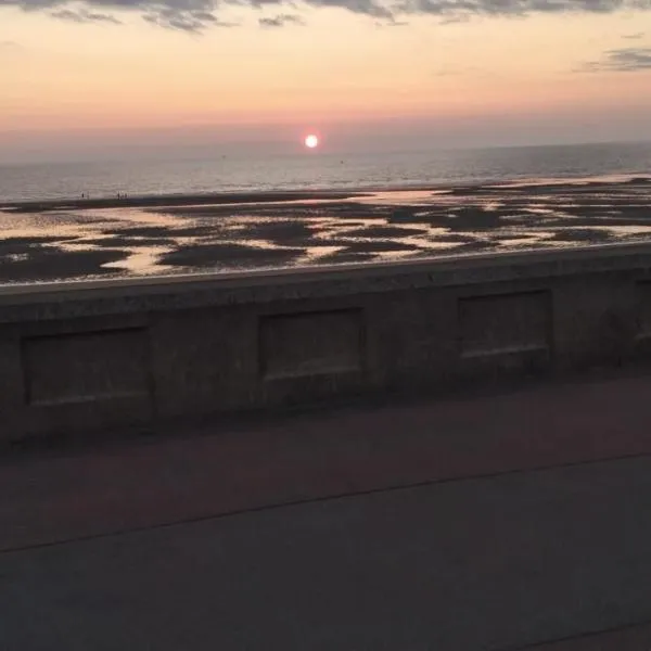 Sea-front Apartment home-from-home, готель у місті Блекпул