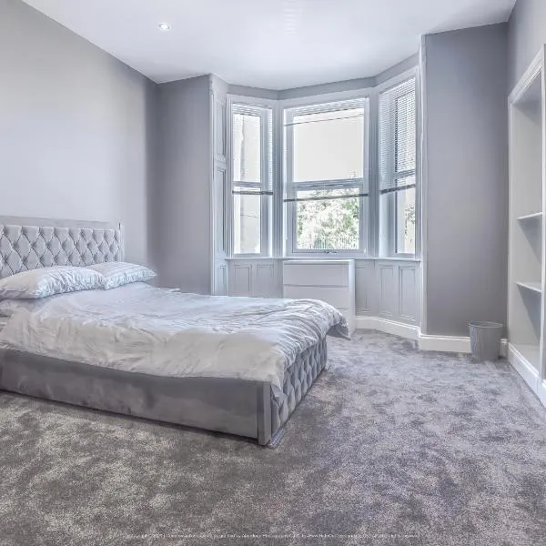 4 Bed-Sleeps 8- Free Parking-Pets-Hot Tub、Keltyのホテル