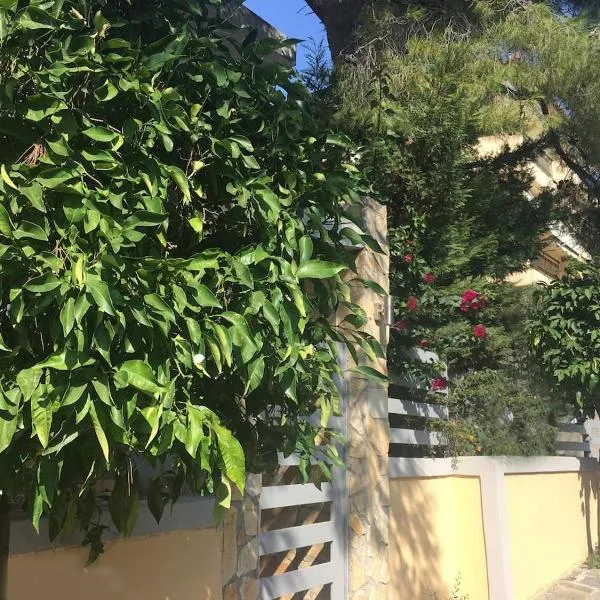 ELIAS APARTMENT, hotel in Athens