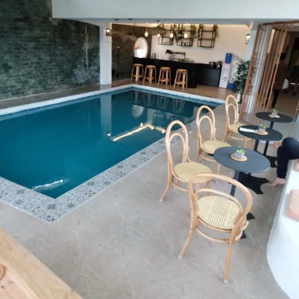 Beds & Friends Hostel Mactan with Pool and Bar, hotel in Mactan