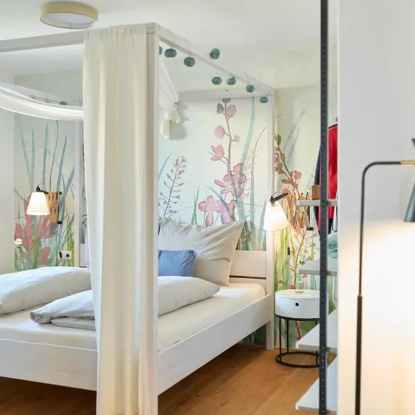 Rotes Haus Bregenz Garten Wohnung, hotel in Bregenz