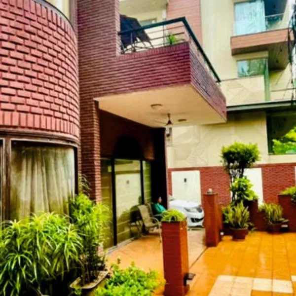 RED BRICK HOME BY EARTHAA ESCAPES, hotel in New Delhi