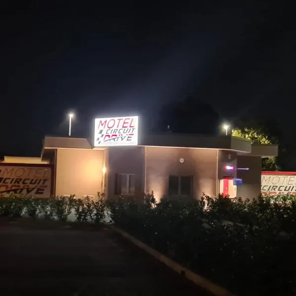 MOTEL CIRCUIT DRIVE,Cingia deʼ Botti的飯店