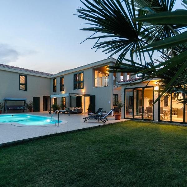 Villa Marta Luxury House with Heated Pool