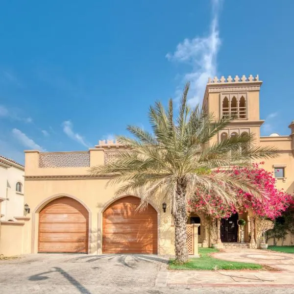 Splendid 5BR Villa at Canal Cove Palm Jumeirah by Deluxe Holiday Homes，位于迪拜的酒店