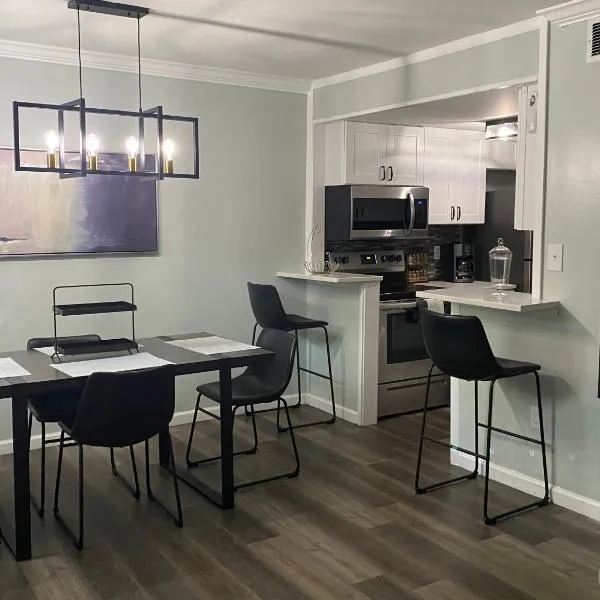HHI Homes- Newly Renovated Cozy Modern Pet-Friendly Villa-Ideal Location, hotel in Hilton Head Island