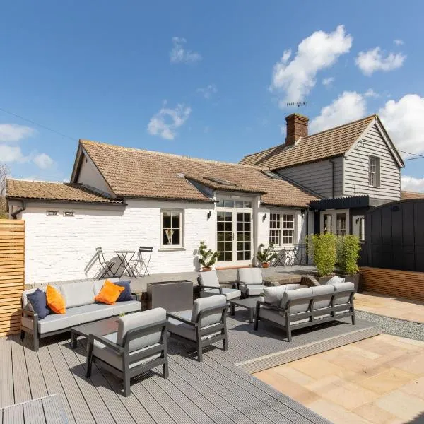 The Railway Hotel by Barefoot Retreats, hotel in Burnham Market