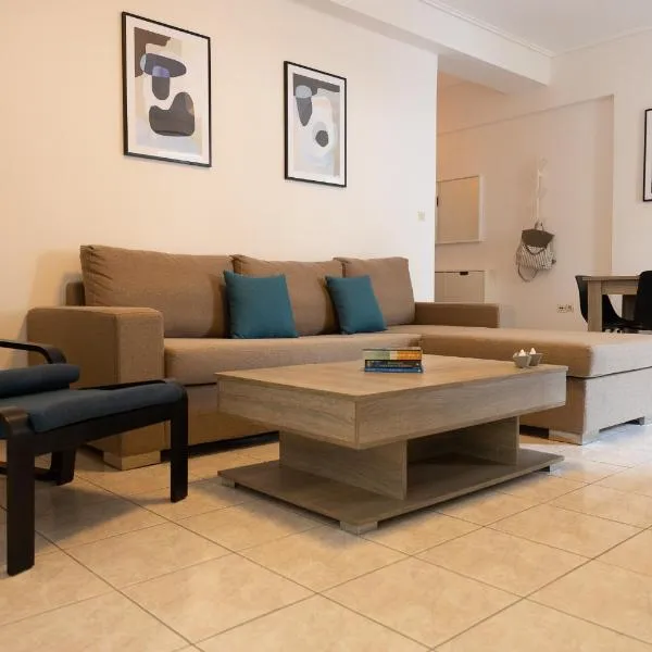 Spacious apartment close to the sea and the city center, hotel in Athens