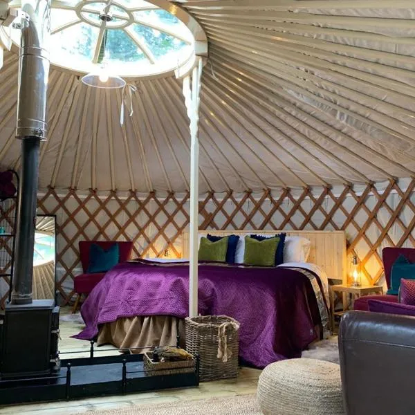 Yurt with Hot Tub near Hartington, Peak District, hotel in Buxton