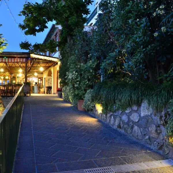 La Capannina - Hotel & Apartments، فندق في Ischia Town