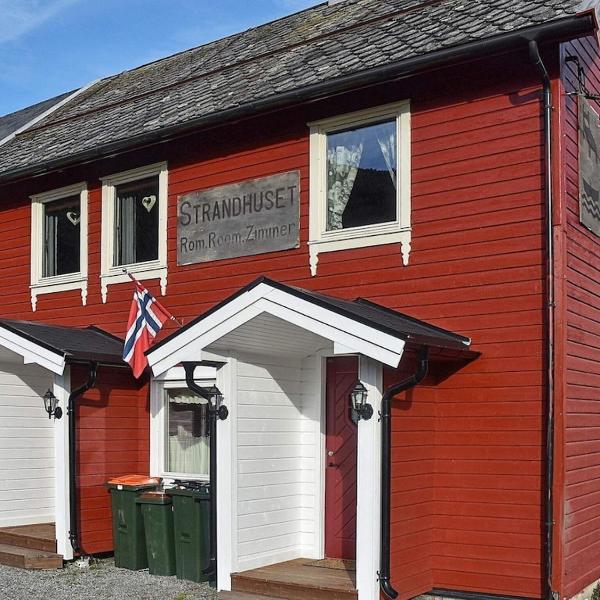 Three-Bedroom Holiday home in Måndalen