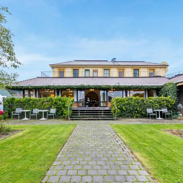 The Grand Hotel & Bar - Akaroa, hotel in Akaroa