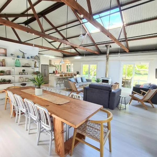 Rock Davis Luxury Beachouse - 100mtrs to Beach, hotel in Patonga