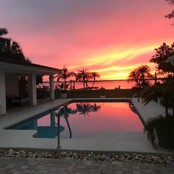 Perfecto's Retreat- LUXURY Cabin, hotel em St Petersburg