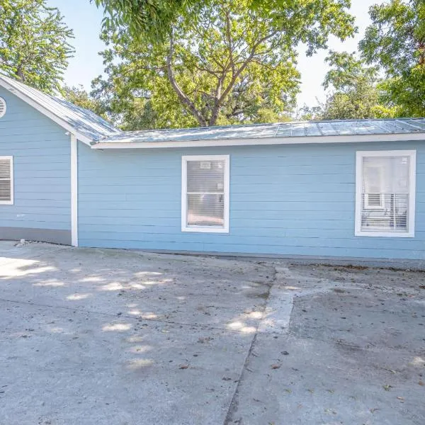 Remodeled Historic 1BR1BA House Near Downtown, hotel in San Antonio
