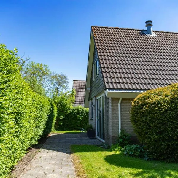 Bungalow 36 op Recreatiepark De Wielen, Hotel in Sint Maarten