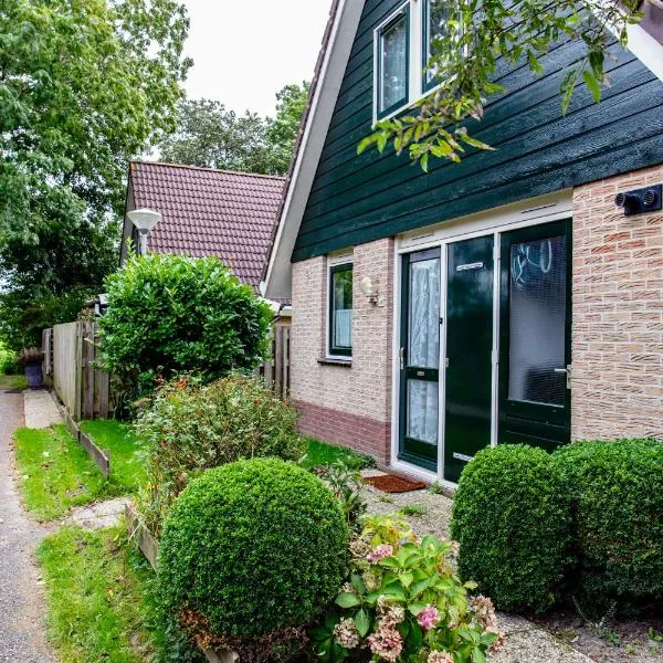 Bungalow 40 op Recreatiepark De Wielen, Hotel in Sint Maarten