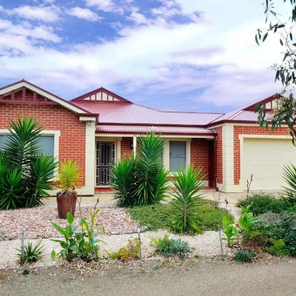 All Seasons Port Elliot Holiday House, hotel in Port Elliot