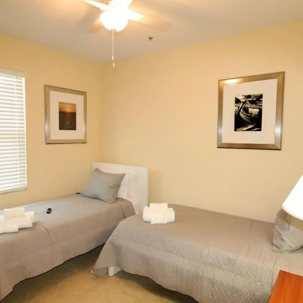 John's Pass Hotel - Fully Remote Check In, отель в городе Сент-Пит-Бич