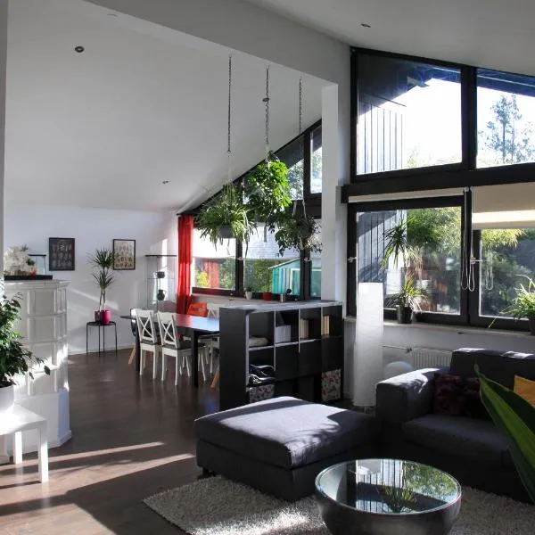 Bezaubernder Bungalow im Fünfseenland nähe S-Bahn, Hotel in Gauting