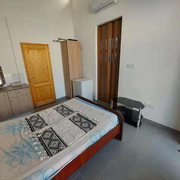 Anna Guesthouse 10 min walk from the beach，位于拉纳卡的酒店