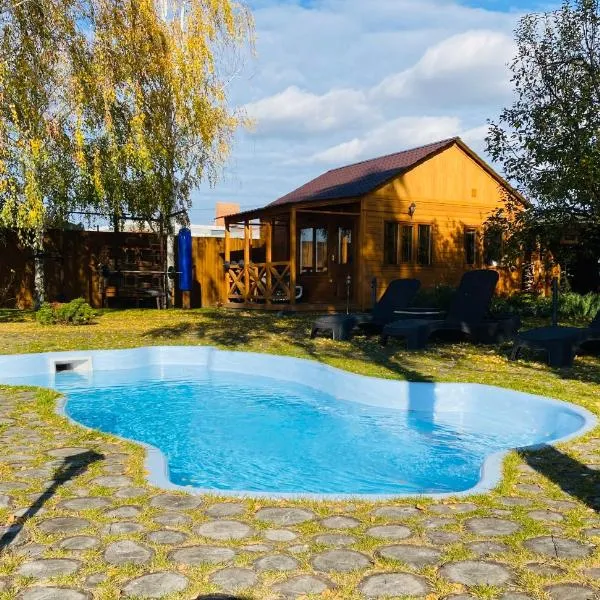 Домик у озера с мангалом и террасой, hotel in Kyiv