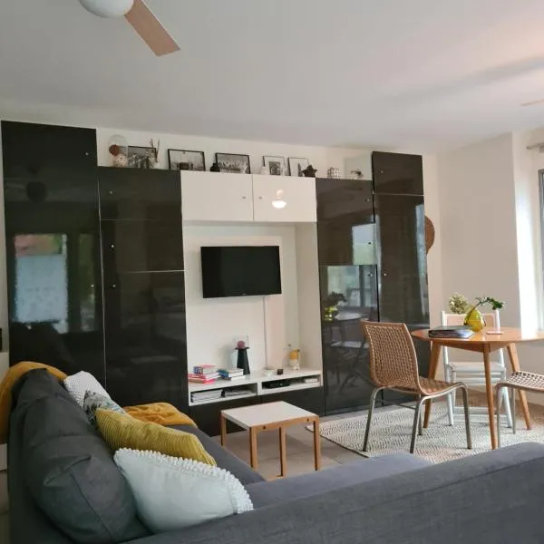 GREAT CANAL STUDIO - AC, Water view & Free parking, Hotel in Amsterdam