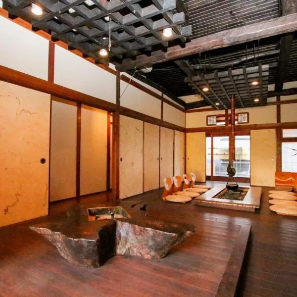 Guesthouse Omoya--全個室--囲炉裏のぬくもりと共にグループの絆を深める古民家宿でゆっくりとした時間を-6名部屋-6名部屋-8名部屋--最大20名-ペット同伴可は一室のみ-, hotel in Matsuyama