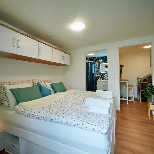 Apartment für 2 Erwachsene und 2 Kinder, ausgestattet mit einem Weinkeller und einem kleinen Hof - SELF-MADE FRÜHSTÜCK INBEGRIFFEN, ξενοδοχείο σε Retz